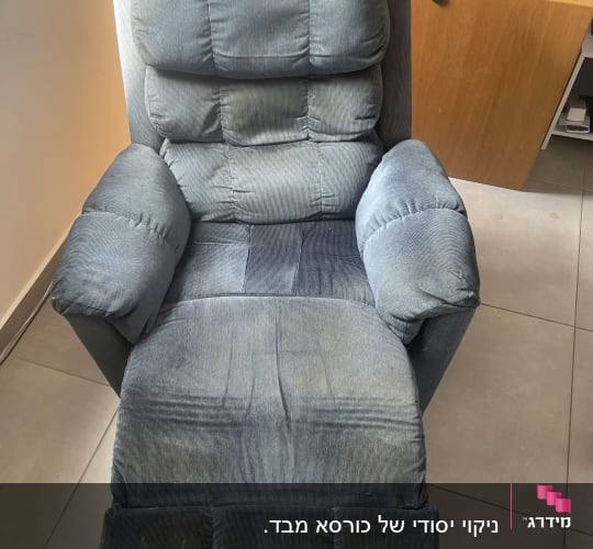 כורסה כחולה עם כתמים על המושב והמשענת